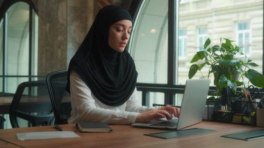 Müslüman İslami kadın tesettürlü, üzgün, üzgün, tesettürlü, ofis çalışanı, bilgisayarlı, bilgisayarlı, bilgisayarlı, bilgisayarlı, bilgisayarlı, tesettürlü bir kız.