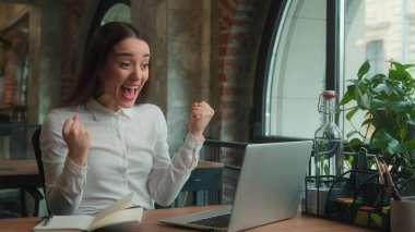 Mutlu, neşeli, heyecanlı, beyaz, kadın, iş kadını, zafer kazanan iş kadını. İş başarısı çığlığı at. Çevrimiçi sınavda başarılı ol diye bağır.