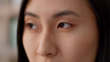 Güzel gözlerini kapat Asyalı Japon iş kadını kadın Koreli Çinli kadın model müşteri kameraya bakıyor göz kırpan optometri görüşü lazer cerrahi oftalmoloji kapalı