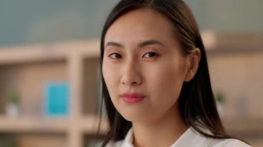 Kapalı portre muhteşem gülümseyen Çinli iş kadını Asyalı kız işçi mutlu Koreli iş kadını Japon bayan girişimci kameraya bakıyor arkadaş canlısı kafa sallama dinliyor evet, iç mekanı onaylıyorum