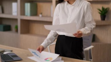 Profesyonel Asyalı Japon iş kadını kadın Koreli Çinli iş kadını ofis çalışanı sekreter muhasebeci analist evrak raporlarını analiz eden evrak raporlama projesi oda içi