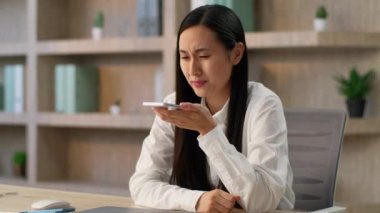 Kızgın, kızgın, Asyalı, Japon iş kadını, Koreli, kız, etnik, iş kadını, ofis çalışanı, cep telefonu uygulaması kullanıyor.