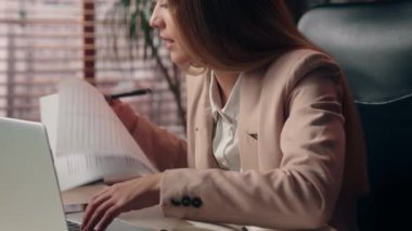 Gergin çoklu görev, beyaz iş kadını, kadın iş kadını, ofis çalışanı, sekreter, dizüstü bilgisayar, telefon, analiz, evrak işi, aşırı stres, ev işi.