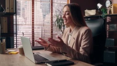 Mutlu Kafkasyalı iş kadını kız iş kadını ofis müdürü sekreteri jest, online laptop toplantısı konferansı içeride notlar yazmayı planlayan müşterilere danışmanlık yapıyor.
