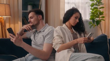 Gadget bağımlısı aile internet sosyal medya bağımlısı çift, beyaz erkek koca, erkek arkadaş, İspanyol kadın, kadın, cep telefonu kullanarak ev arkadaşını görmezden gelerek ayrıldı.