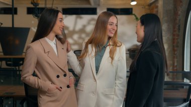 Mutlu gülüşler, neşeli, olumlu iş kadınları, iş arkadaşları, iş kadınları, çok ırklı iş kadınları, iş kadınları, Kafkasyalı Asyalı Koreli arkadaşlar ofiste gülüyor.