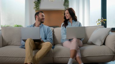 Kafkas aile bireyleri, ev oyuncuları, arkadaşlar bilgisayarları karıştıran kadın-erkek, dizüstü bilgisayarlar, online oyun bağımlılığı, kanepe üzerinde internet bağımlısı sevgililer.