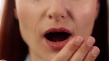 Kafkasyalı kadın şoke olmuş iş kadını kadın işkadını geniş ağzı kapalı korkunç korku etkileyici yüz bakışları hayret hayret hayret hayret şaşkınlık haber korku tepki şok duygu şaşkın yüz ifadesi