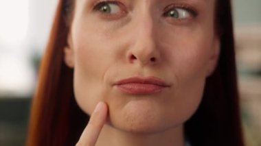 Düşünceli kız yüzünü kapat. Beyaz kadın, düşünceli kadın, düşünceli, iş kadını, yönetici, işveren lideri. Seçimini yap.