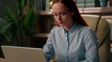 Kafkasyalı iş kadını işveren kız müdürü kadın girişimci iş kadını çevrimiçi bilgisayar görevlerinde çalışıyor ofis işyerinde internete girip planlama yapıyor.