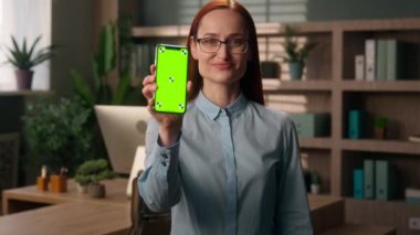 Mutlu Kafkas kadın ofis işkadını iş kadını tüketicisi cep telefonu boş yeşil ekran fotokopi uzayı akıllı telefon kroma anahtar başparmak yukarı Online uygulama mağazası tavsiye