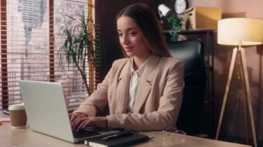 Mutsuz Kafkasyalı iş kadını kız iş kadını iş kadını çevrimiçi dizüstü bilgisayarda çalışan, başparmak reddetme parmağını gösteren, kapalı mekanda olumsuz tepkiler gösteren iş kadını.