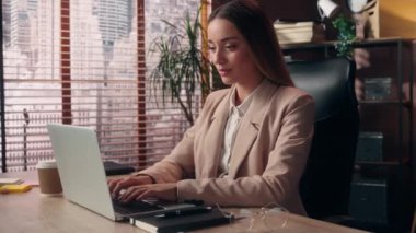 Neşeli Kafkasyalı pozitif iş kadını kız iş kadını bayan girişimci çevrimiçi laptop masaüstü bilgisayarı daktilo eden bilgisayar kameraya bakın içeriden onaylanmış gibi başparmak hareketi gösteriyor