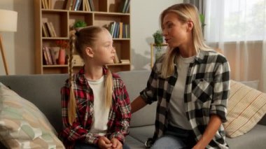 Aile tartışması. Alındım, küçük beyaz kız çocuğu kız çocuğu kollarını çapraz bağladı. Annesini görmezden geldi. Annesini umursuyor.