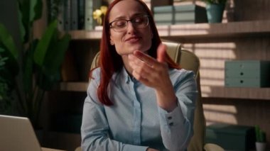 Beyaz kadın gülümseyen iş kadını koçu mutlu pozitif iş kadını kameralı profesyonel işverenle konuşuyor neşeli, heyecanlı kızı ofise davet ediyor ve başarıyı işaret ediyor.