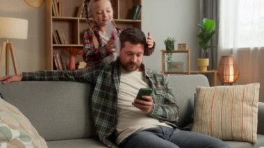 Kafkasyalı kız çocuğu sürpriz erkek baba baba baba baba gülümsemesi Babalar Günü ailesi için el yapımı tatil kartı kaygısız küçük kız çocuk liseli veli kutlaması