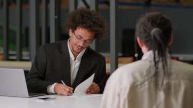 İki çok ırklı iş adamı iş ortağı iş ortağı ortakları anlaşma imzalarlar başarılı bir el sıkışma anlaşması imzalarlar ve şirket ortaklığı sigortası imzalarlar.