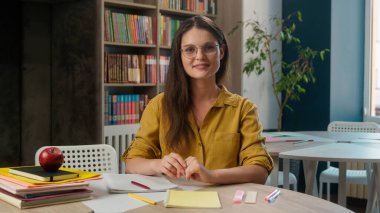 Üniversitede okuyan mutlu beyaz kız liseli kız öğrenci. Sınav başarıyla sonuçlandı. Sınav başarıyla sonuçlandı.