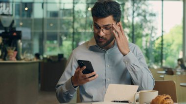 Hintli iş adamı Arap işadamı, Kafe Hope 'daki erkek kullanıcı ziyaretçisi cep telefonu sahibi olmak istiyor. Kötü haber dolandırıcılığı, cep telefonu sorunu.