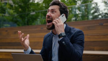 Öfkeli, kızgın, kızgın, Kafkasyalı iş adamı iş adamı, kavgacı, cep telefonu tartışması, dışarıda, iş yerinde erkek işverenler, bağırın, bağırın, bağırın, bağırın, bağırın, cep telefonu kavgası, akıllı telefon, şehirli telefon.
