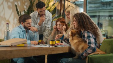 Çok ırklı, yaratıcı, evcil köpek dostu ofis çeşitli takım tasarımcıları iş arkadaşları, iş arkadaşları, mutlu kızlar, öğrenciler, öğrenciler, çalışmalar, kahve projeleri.