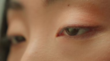 İnsan gözü, siyah iris, kadın, kadın, kadın, gözler, Asya, Çin, Japon, sağlıklı kız, göz kırpan kirpikleri, sağlık, göz doktoru.
