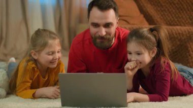 Kafkas ailesi çocukları mutlu çocuklar. Babaları bilgisayardan bilgisayar siparişi veriyor. Babaları internetten alışveriş yapıyor.