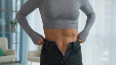 Stresli kadın kot pantolon giyiyor, kilolu, kilolu, kilolu, kilolu, kilolu, vücut ölçülerinde mutsuz, tatminsiz, kadın, kilo verme diyetini zayıflatacak diye endişeleniyor. Evde obez, sağlıklı beslenme bozukluğu sporu yapıyor.