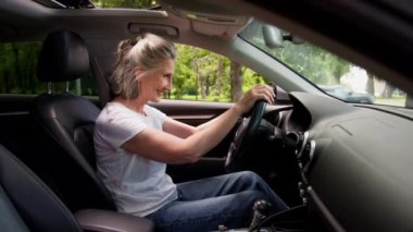 Mutlu Kafkasyalı, yaşlı kadın, kadın, büyükanne, araba şoförü, araba kiralayan, araba kiralayan, otomobilde patlayan öpücüklü direksiyon satın alan, yeni bir araç satın alan.