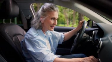 Neşeli, aktif, gülümseyen, beyaz, yaşlı kadın, yaşlı kadın, yaşlı kadın galeri müşterisi, büyük anne, araba şoförü, otomobilin içinde müzik dansı, müzik, müzik, müzik, müzik, müzik, müzik, dans, müzik, müzik, müzik, müzik, müzik, dans.