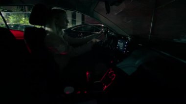 Kafası karışmış Kafkasyalı iş kadını kız iş kadını sarhoş araba şoförü araba sahibi polis devriyesini durdurdu gece yarısı yasadışı park cezası