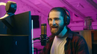 Şok olmuş Kafkasyalı adam kızgın vlogger konuşan mikrofon bağımlısı öfkeli blogcu çığlık atan, video oyunu blogu yayınlayan öfkeli adam Öfkeli ev-spor vlog duygusal erkek oyuncu jesti