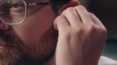 Kafkasyalı yetişkin menajer, borsacı, kulaklık takan pazarlamacı, alet teknolojisi dinleyen pazarlamacı, şirket patronu, yönetici, iş adamı, müzik teknisyeni.
