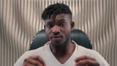 Beyaz fütürizm stüdyosundaki şık moda Afrikalı Amerikalı siber adam. Kapalı mekan erkek. Moda stili güneş gözlüğü takıyor.