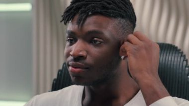 Beyaz fütürizm stüdyosundaki Afro-Amerikan etnik siber adam. Kapalı mekan erkek. Fütürist.