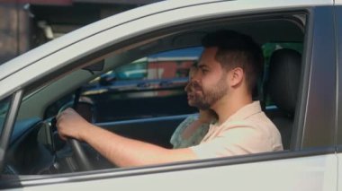 Mutlu gülümseyen beyaz erkek sürücü araba sahibi kadın yolcu müşterisiyle birlikte arabada oturuyor. Kameraya bakıyor. Aile otomobili satın almayı öneriyor.