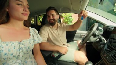 Şaşırmış Kafkasyalı kadın kadın kadın kadın kadın erkek erkek erkek erkek sevgiliden şaşırmış koca yeni bir ev satın almış ev kiralayan çift arabanın içinde birbirine sarılıyor.