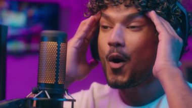 Hint Arap Arap erkek mikrofoncu flamalı bilgisayar oyunu siber uzay şaşkınlığı sürpriz sevinç zaferi duygusal başarı zafer bilgisayar ağı sanal erkek