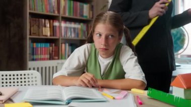 Katı, öfkeli, Kafkasyalı öğretmen, küçük, üzgün, çaresiz kız, liseli kız öğrenci, öğrenci cezalandırma programı, kameralı kağıtlar, sınıfta yardım isteyin.