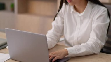Yoğunlaştırılmış Asyalı Koreli iş kadını kadın profesyonel CEO patron Çinli iş kadını ofis çalışanı bilgisayarlı bilgisayar daktilosu çevrimiçi dizüstü bilgisayar raporu.