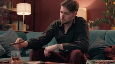 Bunalımlı bağımlı, beyaz, erkek, sigara içen kumarbaz, puro içen, düşünceli, poker oynayan, kumar oynayan kumarhane odası kumarhanesinde el sıkışan, kumarbaz.