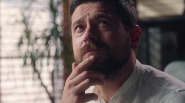 Kafası karışık, düşünceli, Kafkasyalı, erkek, lider, iş dünyasında hayal kuran işveren erkek, mali zorluklar yaşıyor. Düşünceli orta yaşlı girişimci iş adamını merak ediyor.