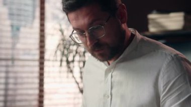 Ciddi derecede meşgul Kafkasyalı borsacı adam adam işveren kahve fincanı satıcısı erkek holding Bill mali belge işletme müdürü fazla mesai