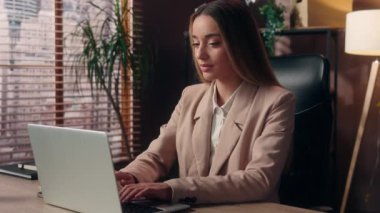 Başarılı, serbest çalışan, Kafkasyalı, kız motivasyonlu, ofis çalışanı, yönetici, iş kadını, dizüstü bilgisayarda çalışan, sabah kahvesini yazan, iç mekanda kahvaltı yapan iş kadını.