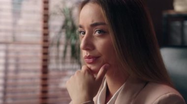 Düşünceli Kafkasyalı kız işveren kadın iş kadını. Hafıza çözümünü hatırlayın. Fikir sahibi olmak.