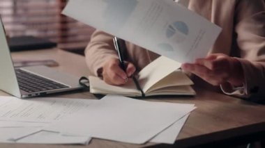 Profesyonel Kafkas kız işveren kadın ofis çalışanı kadın işkadını grafik döküman grafiği araştırması bilgi daktilo dizüstü bilgisayarı not defteri pazarlama stratejisi