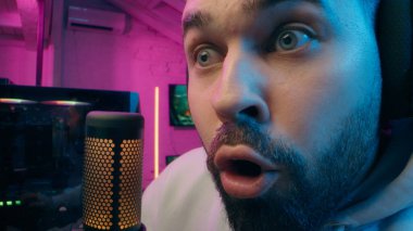 Şaşırtıcı bir şekilde Kafkas video blogcusu erkek kahkaha blogcusu, blogcu, yakın plan, erkek oyun bağımlısı, internet oyunu, bilgisayar oyunu, neon-şaşkınlığı.