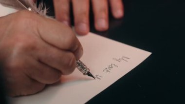 Yaşlı beyaz adam son vasiyetini yazıyor. Emeklilik belgesi, vasiyetname, vasiyetname, mirası hazırlıyor. Ölümü hazırlıyor.