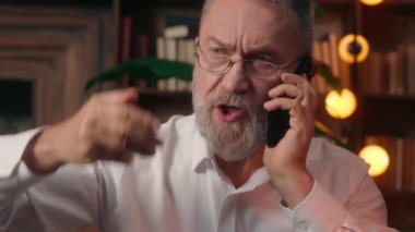 Yaşlı Kafkasyalı adam cep telefonunu elinde tutuyor... akıllı cep telefonu... öfke saldırganlığı... işten çıkarma... patron anlaşmazlığı... çığlık çığlığa kavga... erkek iş adamı konuşması... ofis başkanlığı tartışması...