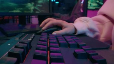 Bilgisayarda klavye yazarken ellerinizi kapatın neşeli Kafkas kadın sunucu blogger streamer oyuncuların konuşma mikrofon bağımlısı kızı evdeki mutlu kadın siber spor neonu blogunda oyun oynarken tartışıyor